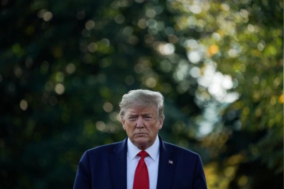 Tổng thống Mỹ Donald Trump trao đổi với truyền thông tại sân Nhà Trắng trước khi lên chiếc Không lực Một về bang New Mexico (Mỹ) ngày 16-9. Ảnh: REUTERS