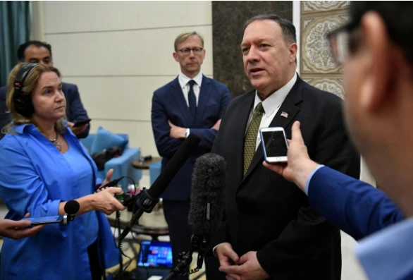 Ngoại trưởng Mỹ Mike Pompeo trao đổi với báo chí tại căn cứ không quân al-Bateen ở Abu Dhabi (UAE) ngày 19-9. Ảnh: REUTERS