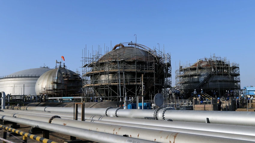 Công nhân đang khắc phục nhà máy lọc dầu Abqaiq (Saudi Arabia) bị hư hại sau khi bị tấn công, ngày 20-9. Ảnh: REUTERS