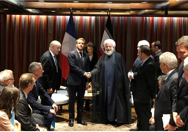 Tổng thống Pháp Emmanuel Macron (trái) bắt tay Tổng thống Iran Hassan Rouhani bên lề kỳ họp Đại Hội đồng LHQ ở New York (Mỹ) ngày 23-9. Ảnh: REUTERS