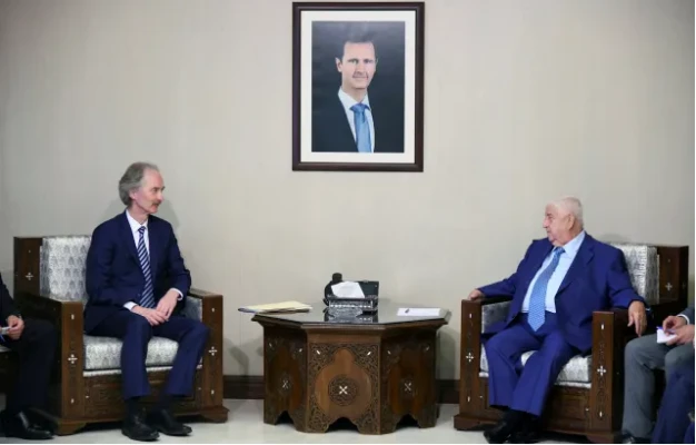 Đặc phái viên LHQ về Syria Geir Pedersen (trái) gặp Ngoại trưởng Syria Walid al-Muallem tại Damascus (Syria) ngày 23-9. Ảnh: AP