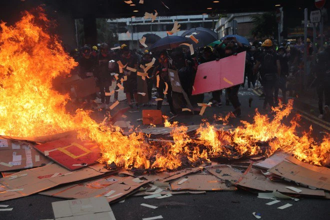 Hong Kong rực lửa biểu tình chiều 1-10. Ảnh: SCMP