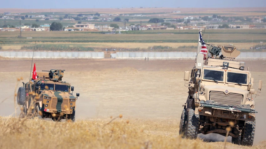 Xe quân sự Mỹ và Thổ Nhĩ Kỳ trong một đợt tuần tra chung ở Syria. Ảnh: REUTERS
