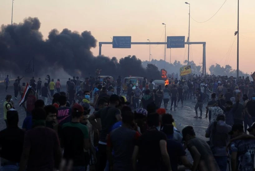 Biểu tình chống chính phủ ở phía đông Baghdad (Iraq) ngày 5-10. Ảnh: REUTERS