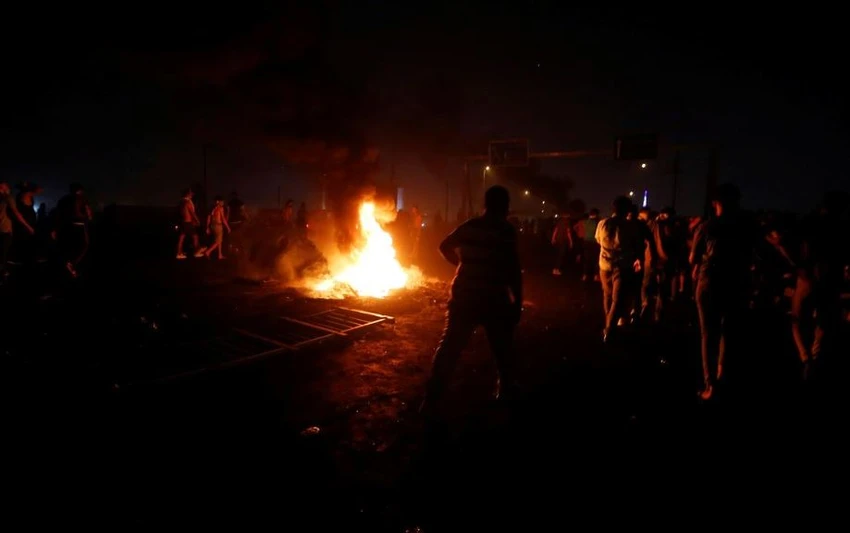 Biểu tình chống chính phủ ở phía đông Baghdad (Iraq) ngày 5-10. Ảnh: REUTERS