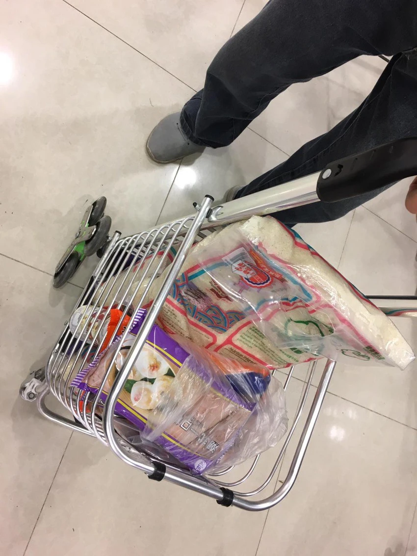 Một người dân mua một lần cả 3 túi gạo tổng cộng 15kg và một lượng lớn thức ăn tại siêu thị ParknShop. Ảnh: SCMP