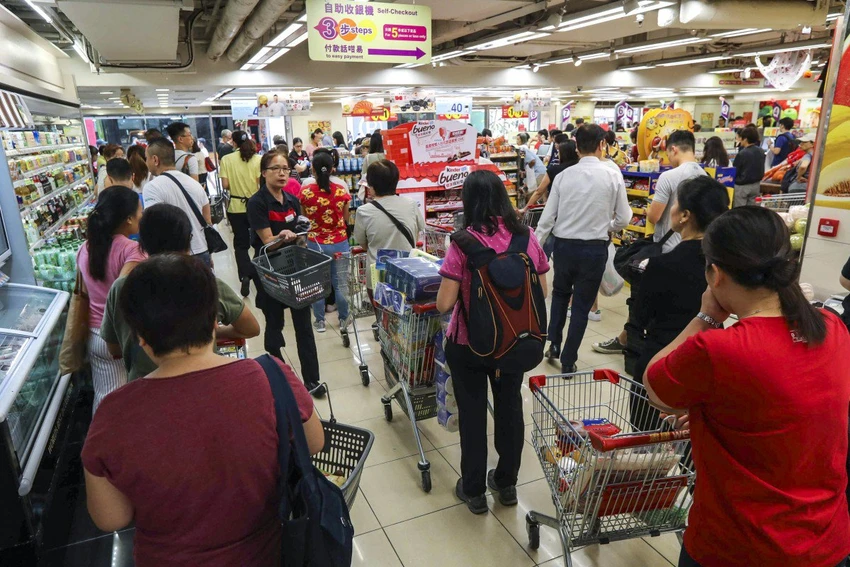 Người dân tràn ngập siêu thị Wellcome ở Hong Kong mua thực phẩm trong bối cảnh biểu tình ngày càng leo thang với việc chính quyền ban hành lệnh cấm mang mặt nạ khi đi biểu tình. Ảnh: SCMP