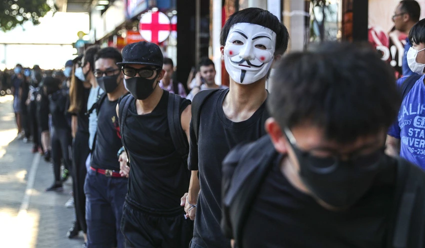 Chính quyền Hong Kong vừa ban hành lệnh cấm mang mặt nạ khi đi biểu tình. Ảnh: SCMP