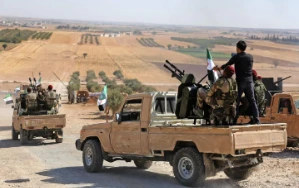 Các tay súng Syria được Thổ Nhĩ Kỳ bảo trợ di chuyển trong tỉnh Aleppo (Syria) về gần biên giới với Thổ Nhĩ Kỳ. Ảnh: AFP