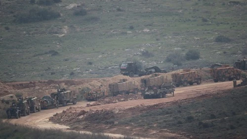Xe quân sự Thổ Nhĩ Kỳ ở biên giới với Syria cuối tuần trước. Ảnh: REUTERS