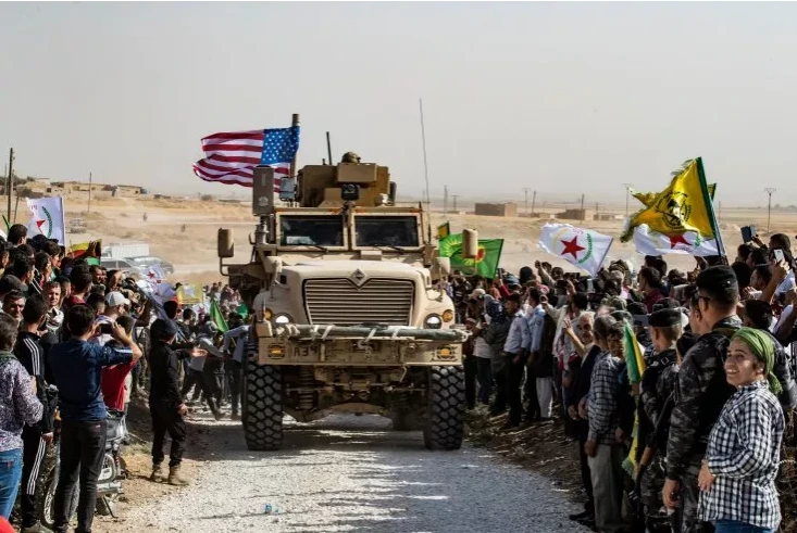 Người Kurd ở Syria bao vây một xe bọc thép của Mỹ tại một căn cứ của liên quân quốc tế đánh IS do Mỹ dẫn đầu ở ngoại ô thị trấn Ras-al-Ain thuộc tỉnh Hasakeh (Syria) gần biên giới Thổ Nhĩ Kỳ ngày 6-10. Căng thẳng giữa Mỹ và người Kurd tăng cao sau khi có thông tin Mỹ rút một số lượng quân khỏi một số khu vực ở bắc Syria. Ảnh: GETTY IMAGES