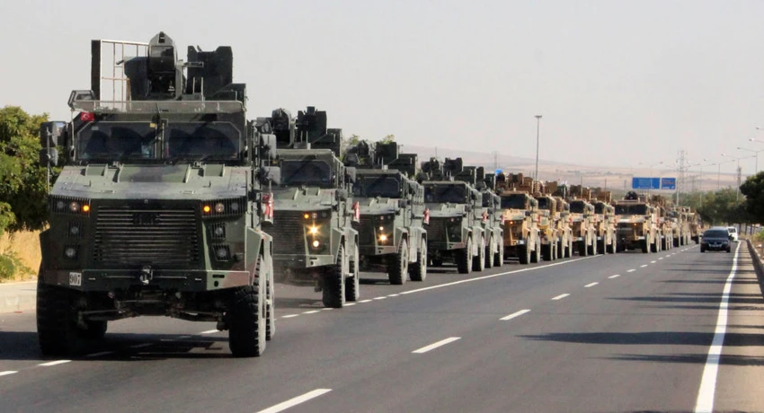 Đoàn xe quân sự Thổ Nhĩ Kỳ di chuyển tại tỉnh Kilis (Thổ Nhĩ Kỳ) giáp biên giới với Syria ngày 9-10. Ảnh: REUTERS