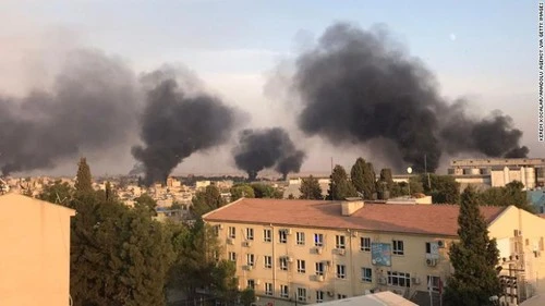 Khói đen bốc lên sau các cuộc không kích của Thổ Nhĩ Kỳ ở bắc Syria. Ảnh: GETTY IMAGES