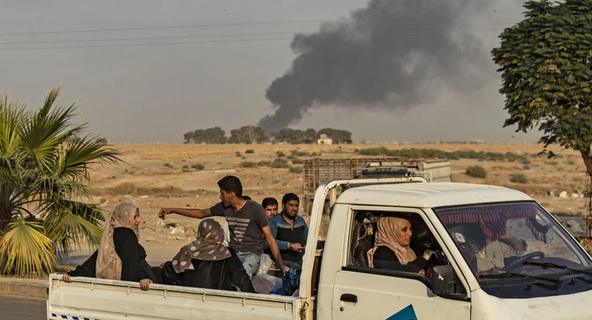 Người dân Syria sơ tán sau các cuộc ném bom của Thổ Nhĩ Kỳ ở thị trấn Ras al-Ayn, tỉnh Hasakah (Syria ) ngày 9-10. Ảnh: AFP