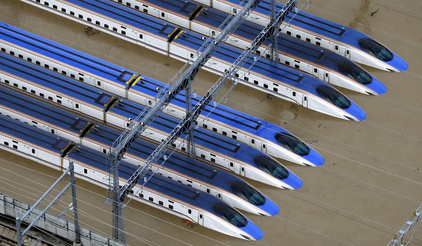 Đoàn tàu cao tốc Shinkansen ở tỉnh Nagano (Nhật) chìm trong nước, sáng nay 13-10. Ảnh: REUTERS
