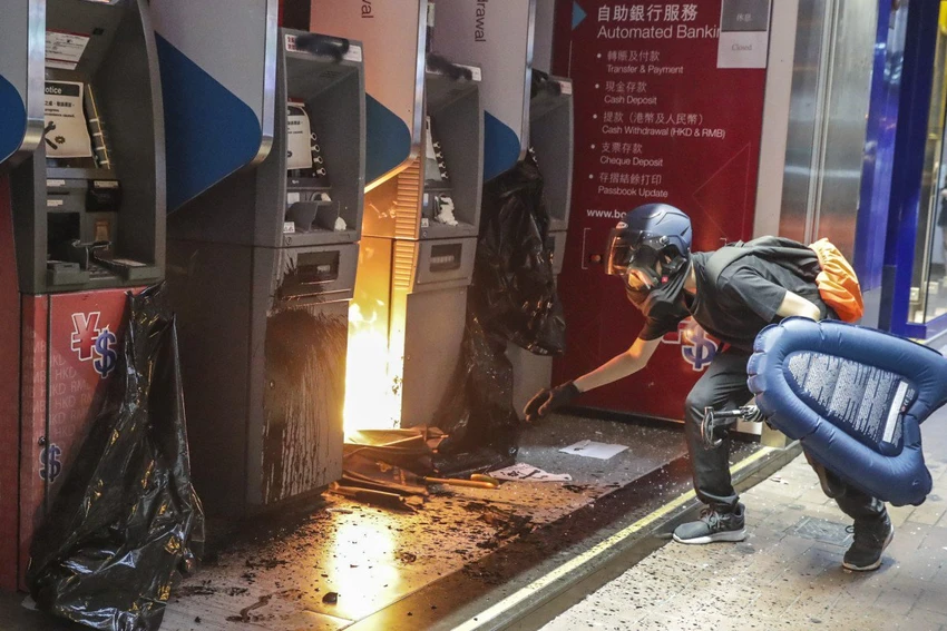 Một chi nhánh ngân hàng Trung Quốc tại Hong Kong bị phóng hỏa, phá phách, ngày 13-10. Ảnh: SCMP