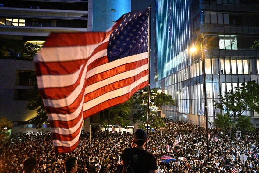Người biểu tình giương cờ Mỹ trong cuộc biểu tình ngày 14-10 tại Hong Kong. Ảnh: AFP