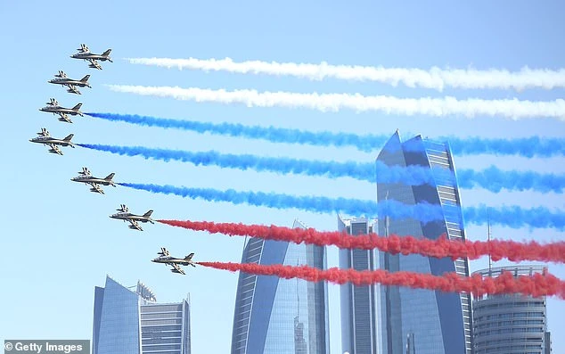 Máy bay chiến đấu trình diễn màu cờ Nga trên bầu trời Abu Dhabi (UAE) đón Tổng thống Vmadimir Putin sang thăm, ngày 15-10. Ảnh: GETTY IMAGES
