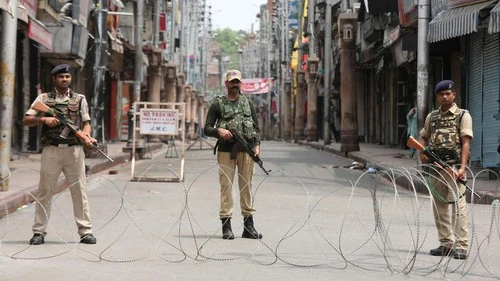 Lính Ấn Độ đứng gác ở bang Jammu & Kashmir ngày 5-8 - thời điểm Ấn Độ hủy bỏ tình trạng tự trị tại bang Jammu and Kashmir. Ảnh: REUTERS