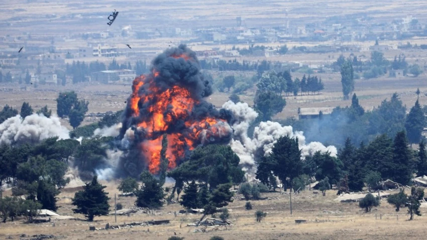 Mỹ đánh bom phá hủy căn cứ gần thị trấn Tell Tamer, tỉnh al-Hasakah trước khi rời đi. Ảnh: REUTERS