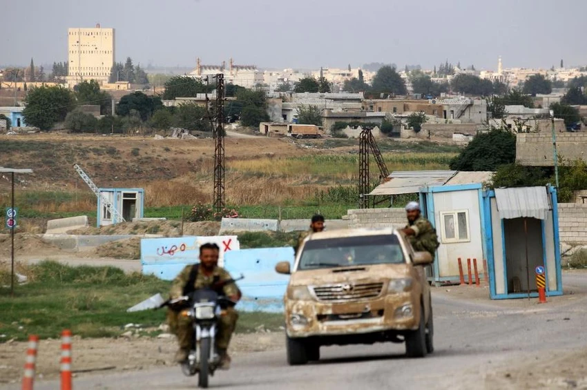 Các tay súng FSA do Thổ Nhĩ Kỳ bảo trợ tuần tra thị trấn Ras al-Ain, tỉnh al-Hasakah (Syria) ngày 19-10. Ảnh: REUTERS