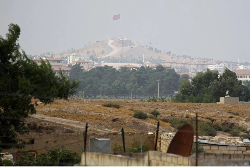 Cờ Thổ Nhĩ Kỳ gần thị trấn Ras al-Ain, tỉnh al-Hasakah (Syria) ngày 19-10. Ảnh: REUTERS