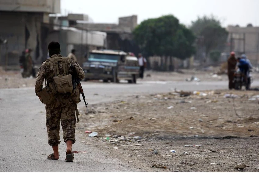 Một tay súng FSA di chuyển gần thị trấn Ras al-Ain thuộc tỉnh al-Hasakah ở phía đông bắc Syria ngày 19-10. Ảnh: REUTERS