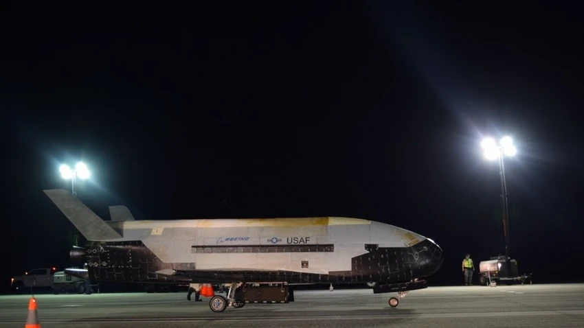 Tàu quỹ đạo, máy bay không gian không người lái X-37B của Không quân Mỹ hạ cánh an toàn tại sân bay Trung tâm Không gian Kennedy thuộc Trung tâm Hàng không Vũ trụ Mỹ (NASA) ngày 27-10. Ảnh: US AIR FORCE