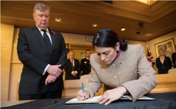 Bộ trưởng Nội vụ Anh Priti Patel viết vào sổ tang chia buồn với 39 nạn nhân tại hạt Essex ngày 28-10. Ảnh: PA