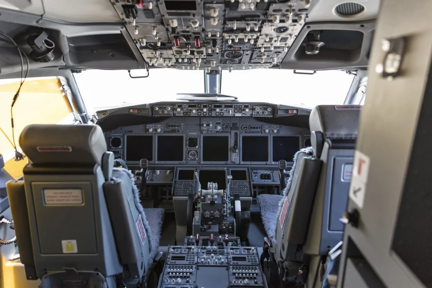 Bên trong buồng lái chiếc máy bay Boeing 737-800. Ảnh: SCMP