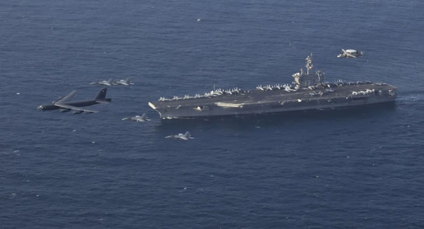 Tàu sân bay USS Abraham Lincoln và máy bay ném bom B-52H Stratofotress tập trận chung trên biển Ả Rập. Ảnh: SPUTNIK