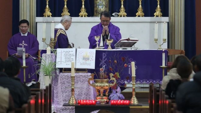 Đức Cha Simon Nguyen chủ trì buổi lễ cầu nguyện cho các nạn nhân. Ảnh: PA MEDIA