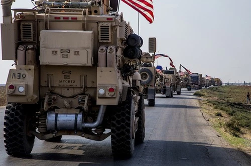 Binh sĩ và xe bọc thép Mỹ tại tỉnh Deir ez Zor (đông bắc Syria). Ảnh: TWITTER