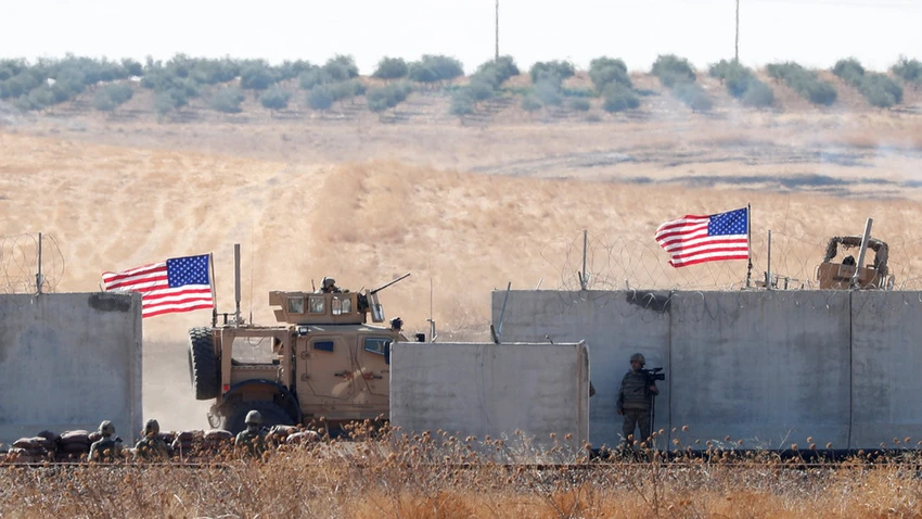 Binh sĩ và xe quân sự Mỹ trong một lần tuần tra chung với Thổ Nhĩ Kỳ tại biên giới Syria-Thổ Nhĩ Kỳ. Ảnh: REUTERS