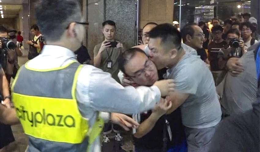 Kẻ tấn công cắn tai của ông Andrew Chiu. Ảnh: SCMP