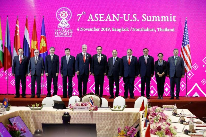 Cố vấn an ninh quốc gia Mỹ Robert O'Brien (thứ 5 từ trái sang) và các lãnh đạo ASEAN, các Bộ trưởng Ngoại giao ASEAN chụp hình chung tại hội nghị thượng đỉnh ASEAN-Mỹ lần thứ 7 trong khuôn khổ kỳ Hội nghị Cấp cao ASEAN lần thứ 35, tại Bangkok (Thái Lan) ngày 4-11. Ảnh: REUTERS