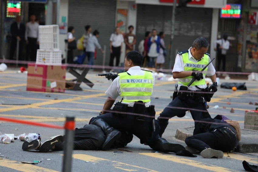 Cảnh sát cố gắng kiểm soát biểu tình tại Hong Kong sáng nay. Ảnh: SCMP
