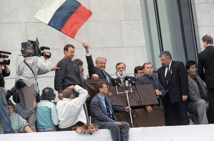 Tổng thống Cộng hòa Xã hội Chủ nghĩa Xô viết Liên bang Nga Boris Yeltsin (vẫy cờ) trong một cuộc tụ họp ở Moscow tháng 8-1991. Ảnh: SPUTNIK