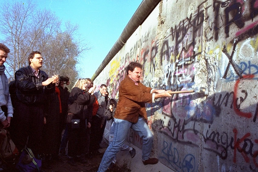 Một người Berlin dùng búa tạ cố gắng phá hủy Bức tường Berlin ngày 12-11-1989. Ảnh: AP