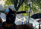 Cảnh sát Hong Kong trúng tên của người biểu tình