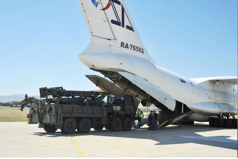 Các bộ phận S-400 của Nga được dỡ khỏi một máy bay của Nga tại sân bay Murted gần Ankara (Thổ Nhĩ Kỳ) ngày 27-8. Ảnh: REUTERS