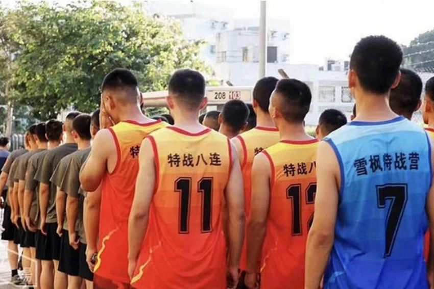 Binh sĩ giúp dọn dẹp chướng ngại vật trên đường phố Hong Kong ngày 16-11 là từ một lữ đoàn chống khủng bố hàng đầu của quân đội Trung Quốc, dựa vào dấu hiệu nhận dạng trên những chiếc áo thun họ mặc. Ảnh: SCMP