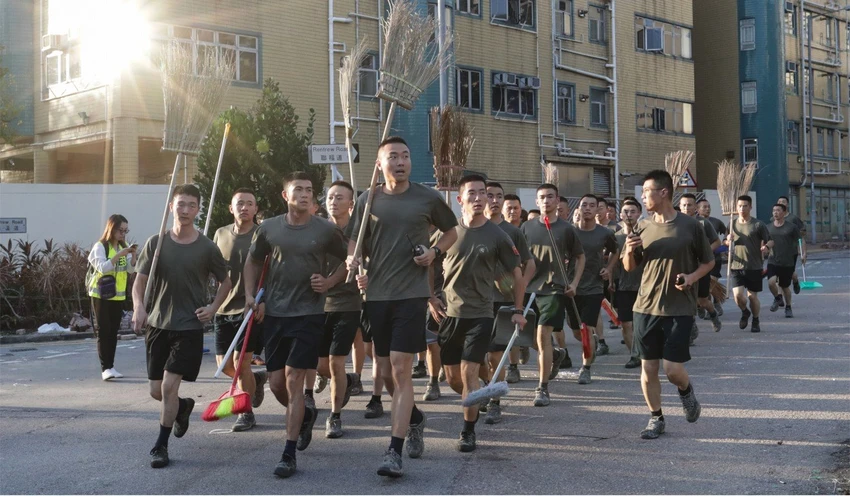 Binh sĩ Trung Quốc chạy trở về doanh trại sau khi dọn dẹp đường phố Hong Kong ngày 16-11. Ảnh: SCMP