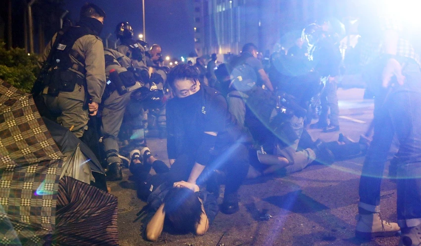 Một nhóm người biểu tình cố gắng thoát ra ngoài nhưng bị cảnh sát chặn bắt, tối 19-11. Ảnh: SCMP