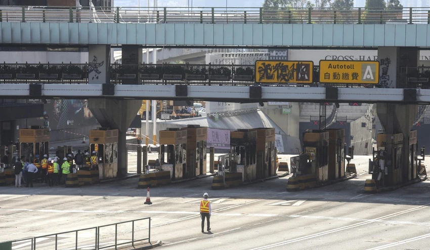 Các tuyến đường ở Hong Kong đã và đang được dọn dẹp, ngày 21-11. Ảnh: SCMP