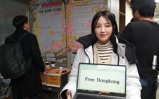 Một nữ sinh viên tên Kang Min-seo ủng hộ người biểu tình Hong Kong, tại một trường đại học ở Seoul. Ảnh: REUTERS