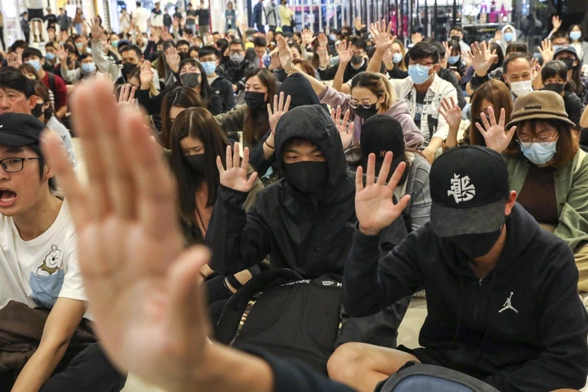 Biểu tình ngồi ở Hong Kong tối 21-11. Ảnh: SCMP