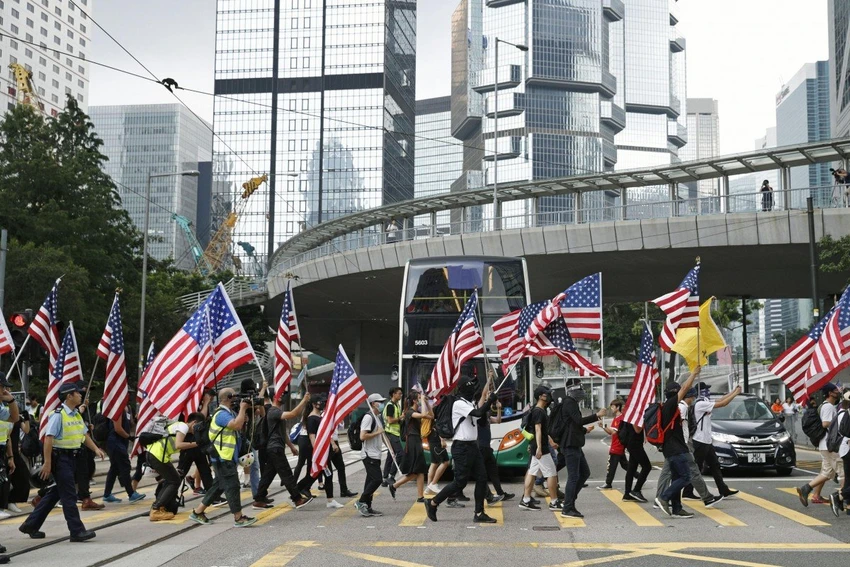 Người biểu tình tuần hành trước lãnh sự quán Mỹ tại Hong Kong ngày 8-9, kêu gọi Mỹ thông qua luật Nhân quyền và Dân chủ Hong Kong. Ảnh: KYODO