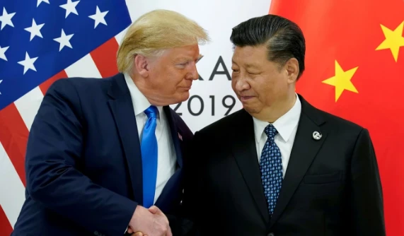 Tổng thống Mỹ Donald Trump (trái) nói ông ký thông qua luật dù ông tôn trọng Chủ tịch Trung Quốc Tập Cận Bình (phải). Ảnh: REUTERS