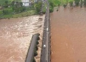 Cầu sập bất ngờ, hàng loạt xe buýt, xe máy rơi xuống sông